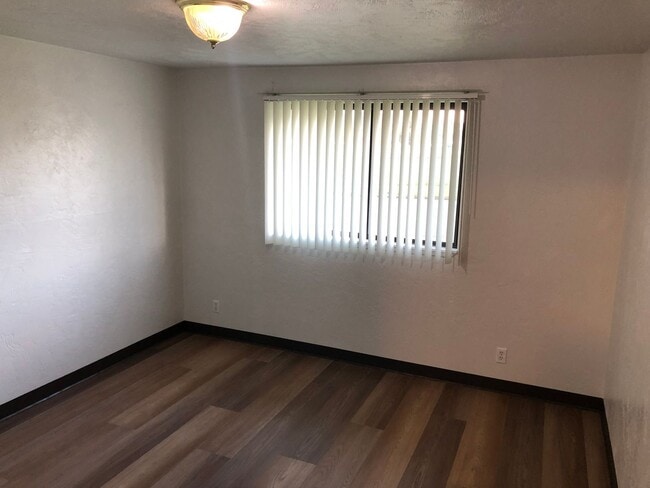 Building Photo - 2 bedroom 1 bath duplex in Cottage Grove!