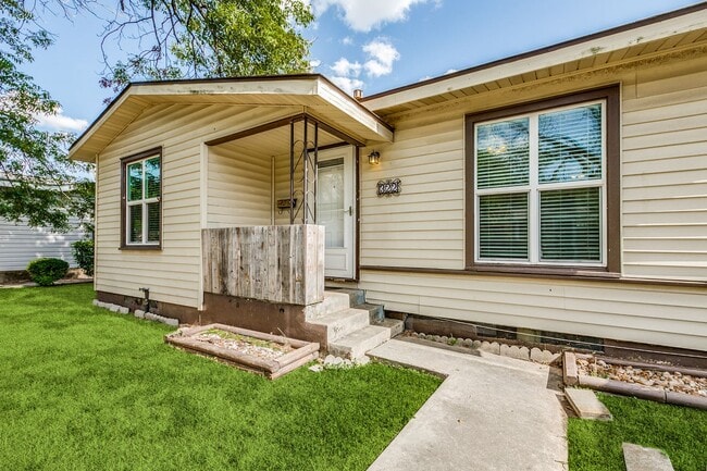 Building Photo - 2-BEDROOM HOME IN WILSHIRE VILLAGE