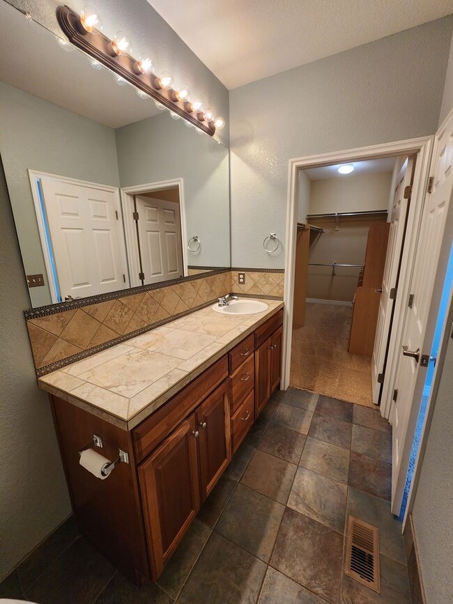 Building Photo - Exquisite Paired Home in Coal Creek Village