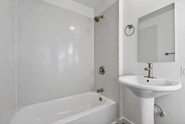 Building Photo - $2,800 /Month Beautiful 1 Bed, 1 Bath Single Story Centrally located in Petaluma!