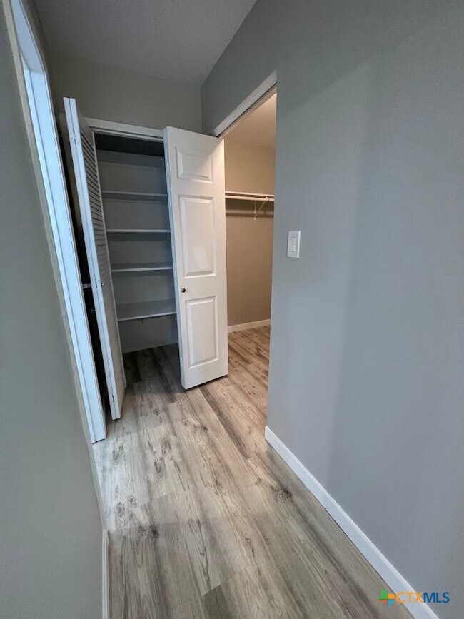 Building Photo - 744 Hill Top Dr