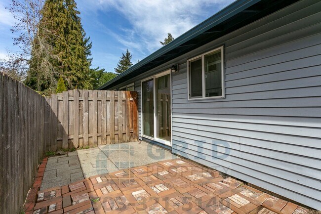 Building Photo - 2 Bedroom Apartment Available w/ Private Yard Space!