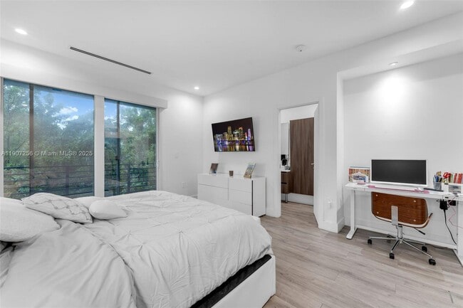 Building Photo - 3048 SW 18th St