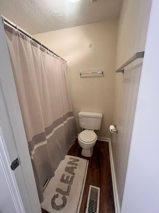 Building Photo - 3 Bedroom 2 Bathroom Duplex