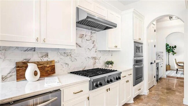 Building Photo - 15101 Barrie Dr