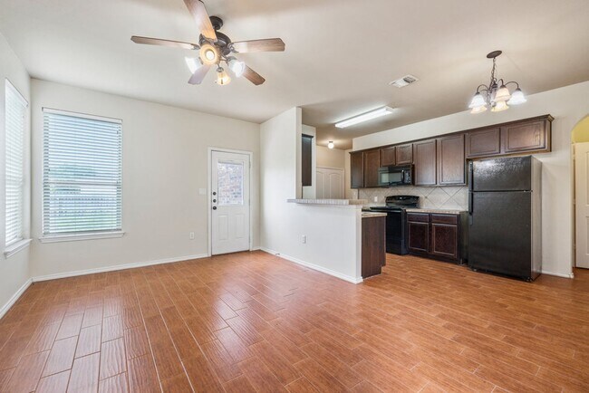 Building Photo - Available Now! Nice 3 Bedroom, 2.5 Bath Duplex located in New Braunfels!