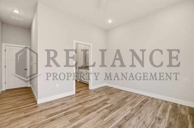 Building Photo - 619 Elmwood St