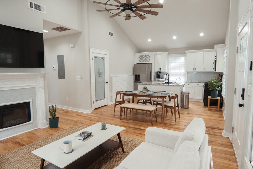 Building Photo - 733 Bonnie Brae Ave SW