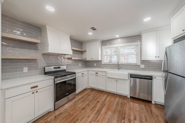 Building Photo - CHARMING HOME Close to TCU Campus!