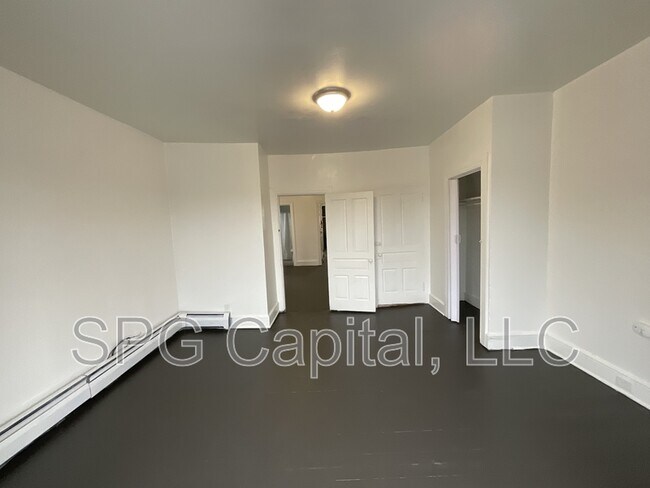 Building Photo - 932 W Princess St