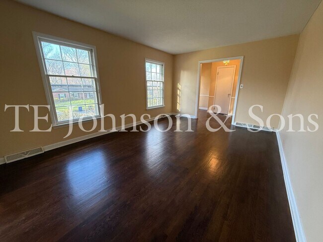 Building Photo - Spacious 4BR Home with Finished Basement, Screened Porch & Garage in Winston-Salem