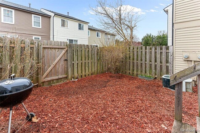 Building Photo - 3374 Burbank Dr