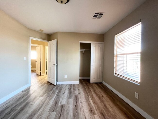 Building Photo - Beautiful 4-bedroom, 2.5-bathroom house