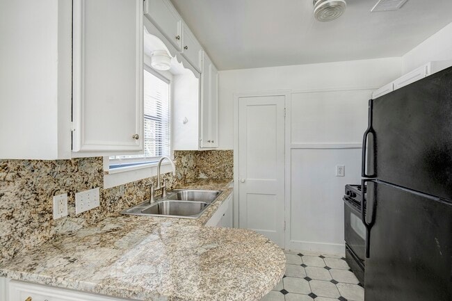 Building Photo - 447 W 22nd St