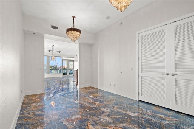 Building Photo - Fabulous Highrise Condo with Stripe Views!