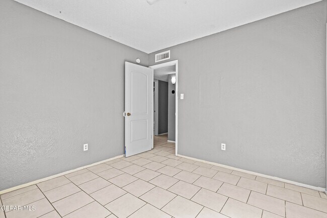 Building Photo - 5712 Longview Dr