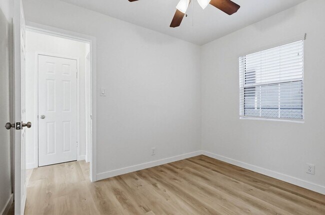 Building Photo - 2425 S Ridgeley Dr