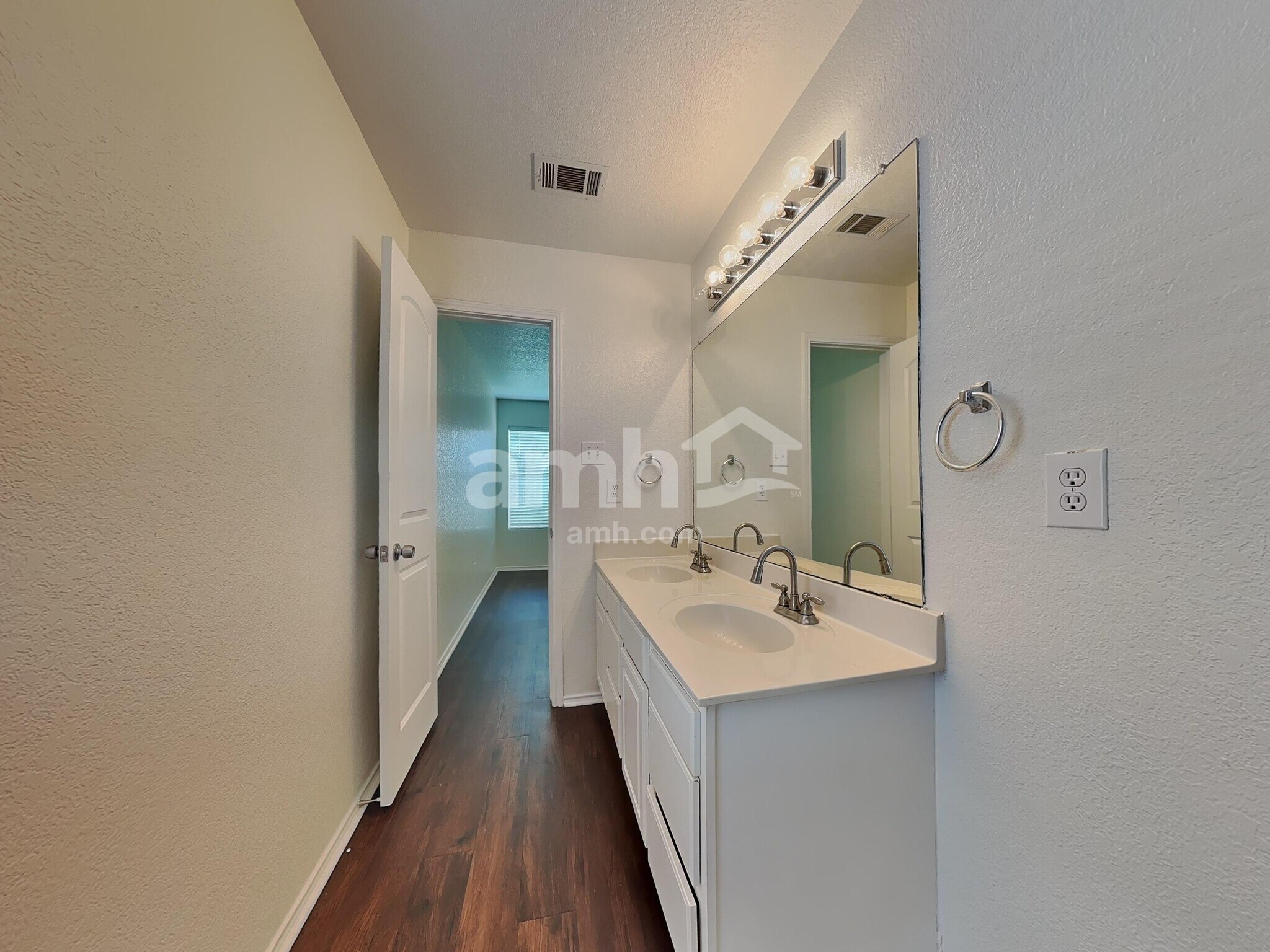 Building Photo - 8528 Hawkview Dr