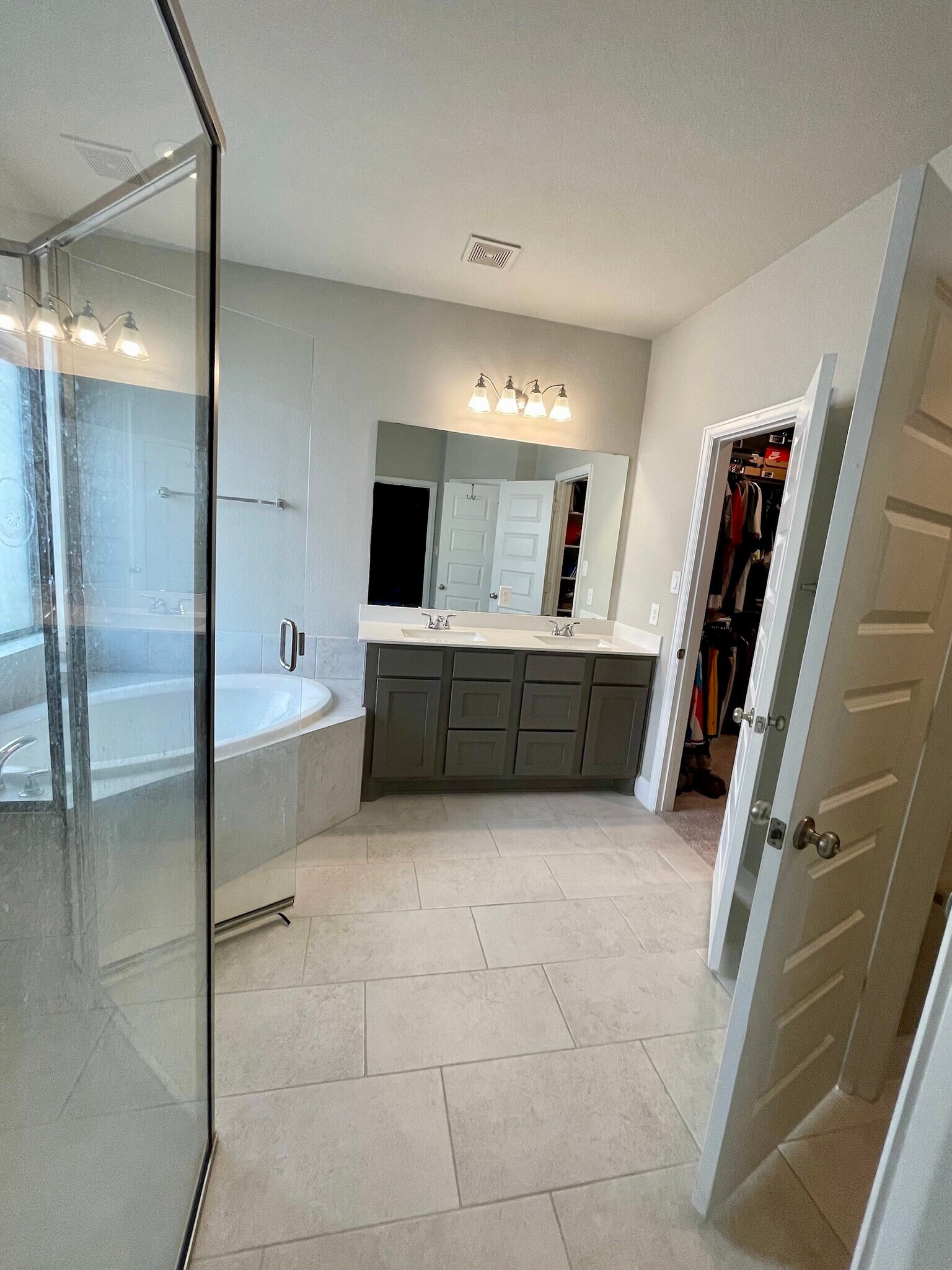 Main Bathroom (Walking Shower, Garden Tub, Walk-in Closet, and Private Bathroom) - 23923 Sage Row Ln