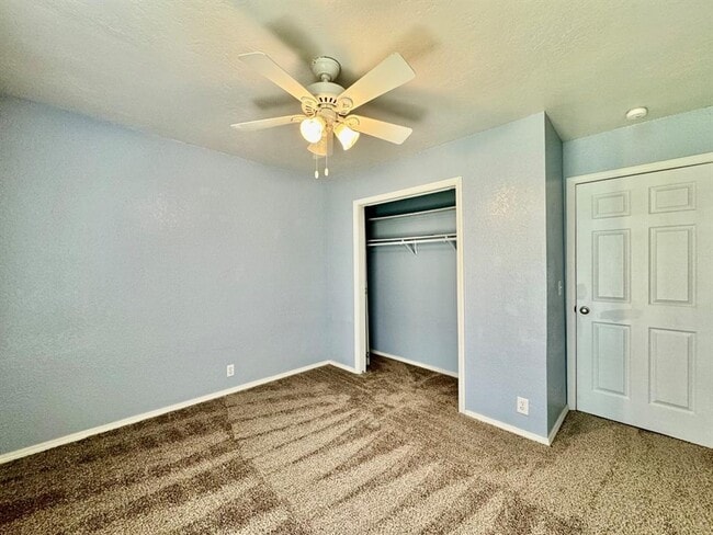 Building Photo - 2200 W Rockypoint Dr
