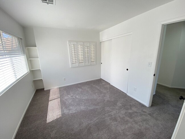 Building Photo - Charming 3 Bed/3Bath Townhome nestled in t...