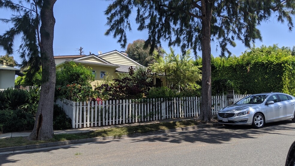 View from the street / Parking (Not SFH) - 1043 Pacific St