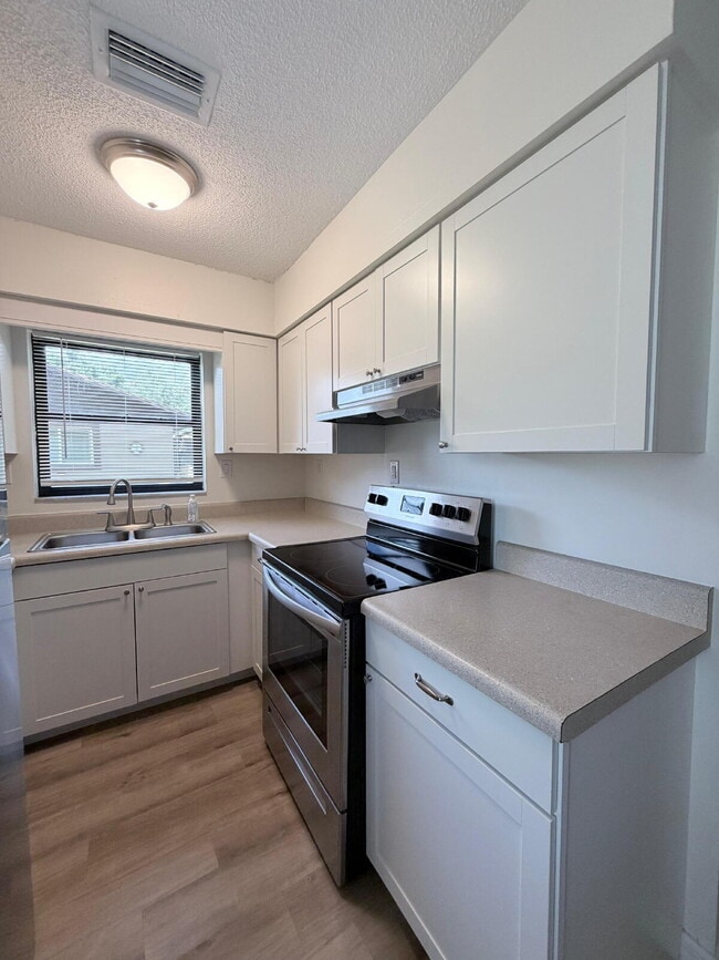 Building Photo - Available Now | Move-In Ready Rental in SE Ocala/Silversprings Shores