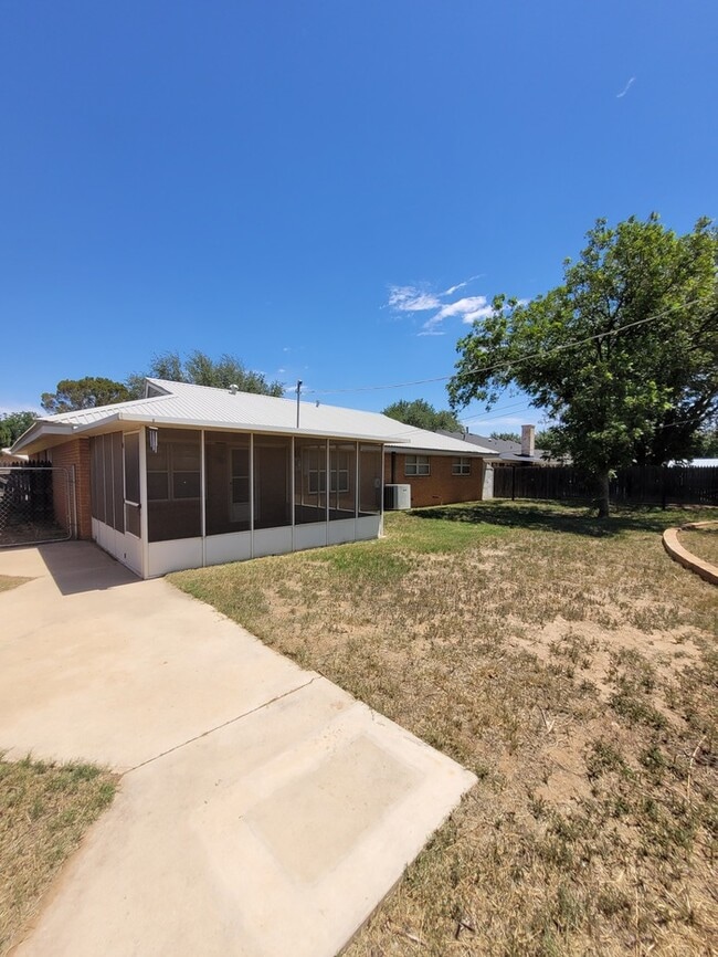 Building Photo - Move in ready 3 bed 2 bath home with 2 car...