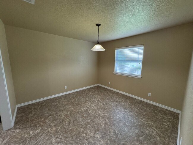 Building Photo - 360 Virtual Tour Available