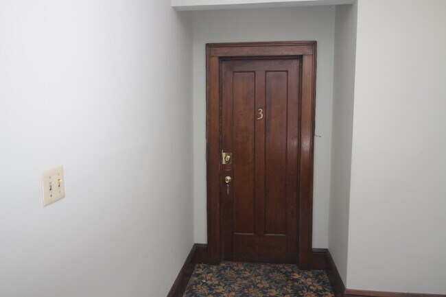 Building Photo - 2119 E Kenilworth Pl