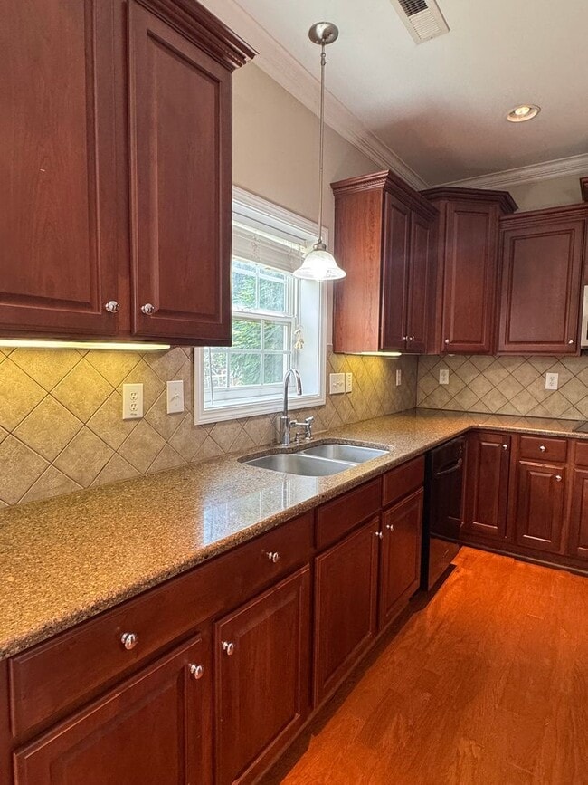 Building Photo - Stunning 5 Bedroom 4 Bath Home with 3 Car ...