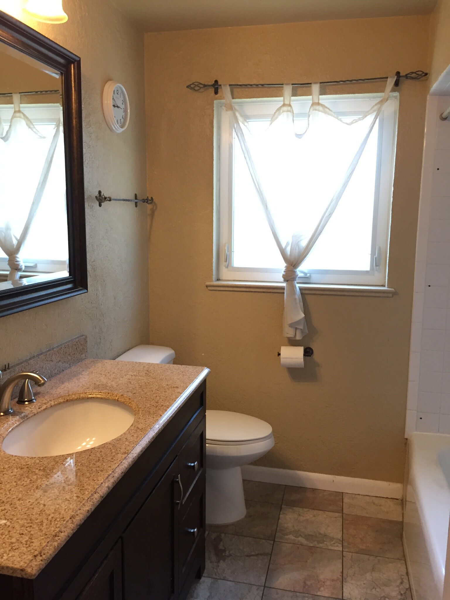 Upstairs bath - 4660 Perry St