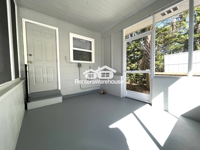 Building Photo - 310 S Arcturas Ave