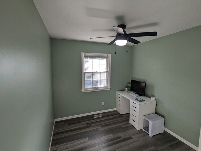 Building Photo - 2560 SW Belle Ave