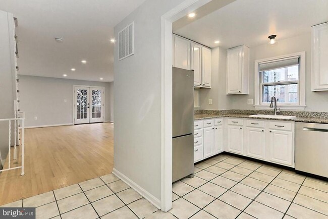 Building Photo - 1024 N Monroe St