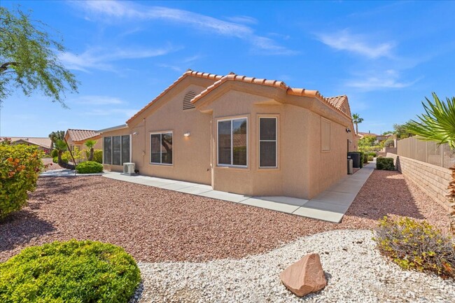 Building Photo - Large 2 Bedroom, 2 bath, unique Sun Room i...