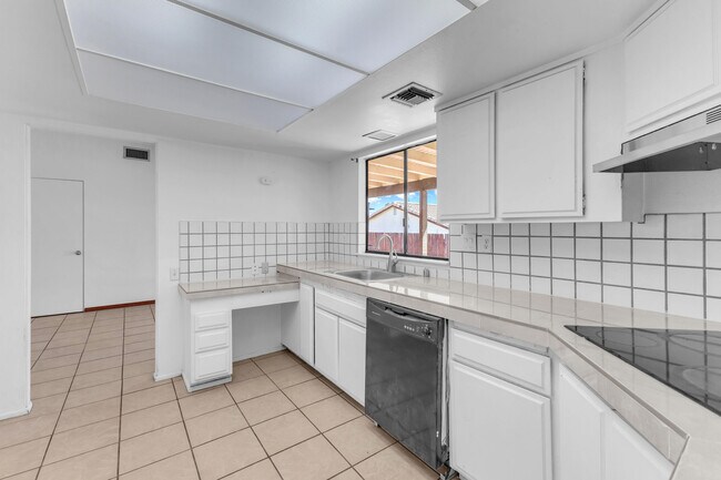 Building Photo - 53780 Avenida Diaz
