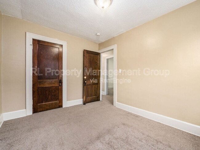 Building Photo - 730 Siebert St