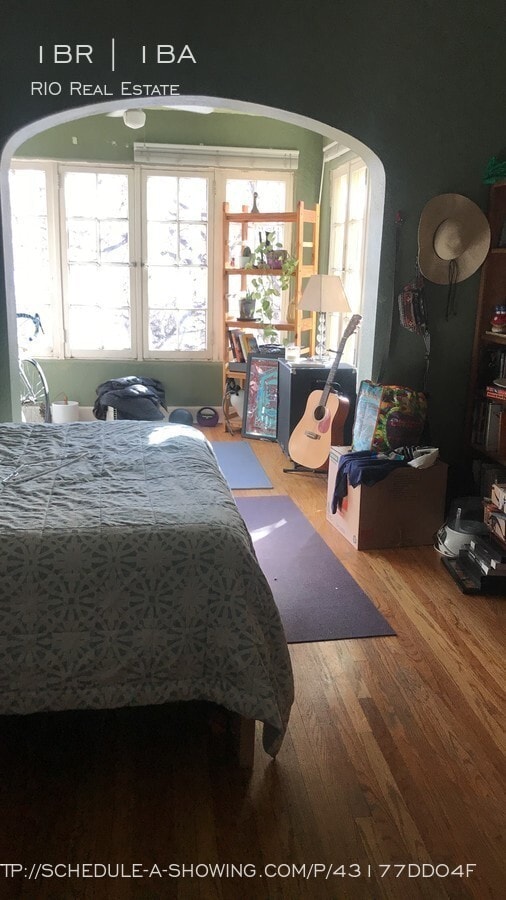 Building Photo - Huge, Spacious 1 Bedroom in Vintage Building!