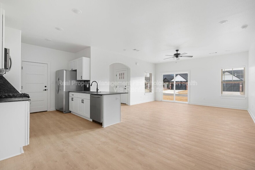 Building Photo - 8908 Cambria Cir