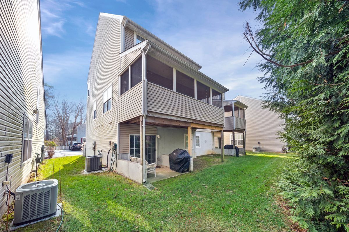 Building Photo - 17293 Queen Anne Way