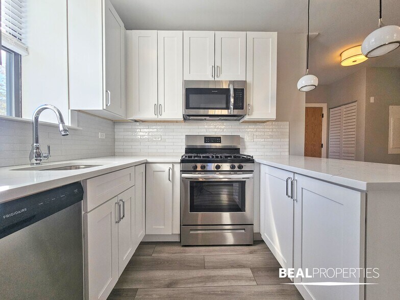 Building Photo - 3935 N Janssen Ave