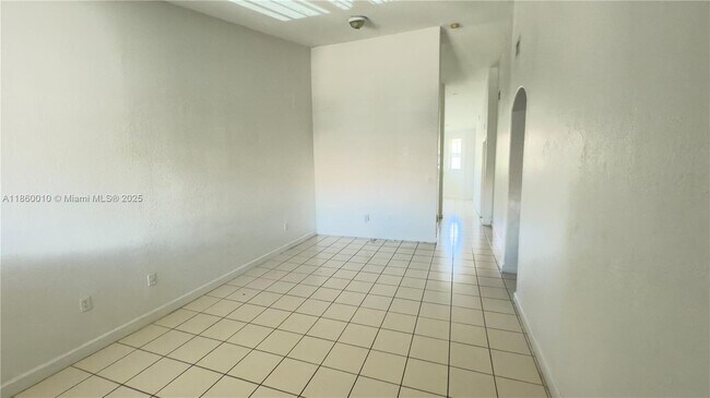 Building Photo - 2758 SE 17th Ave
