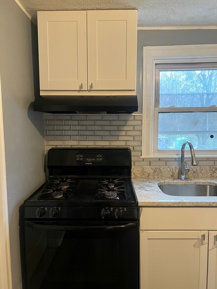 Building Photo - 70 Clifford St