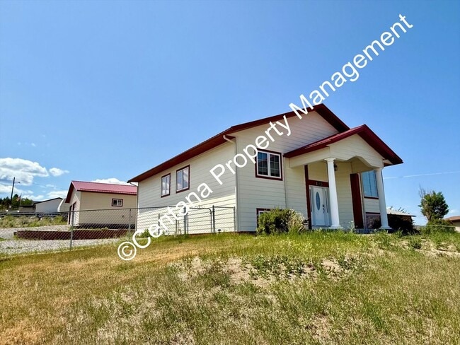Building Photo - Beautiful home on the outskirts of town!