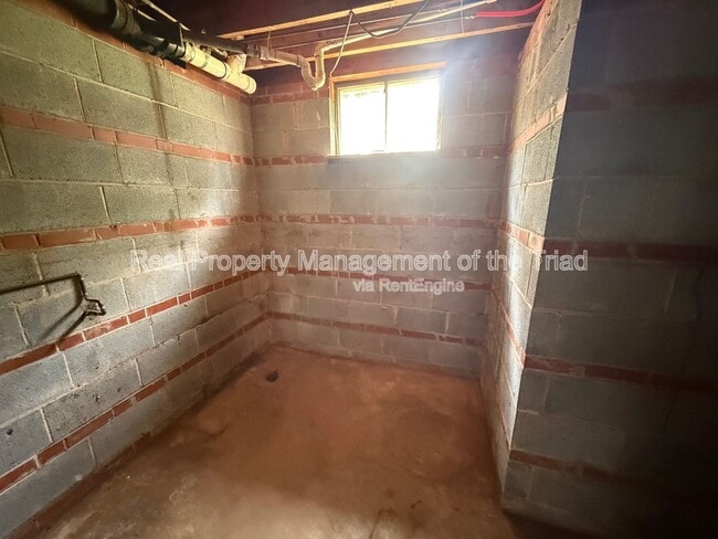 Building Photo - 828 Circle Dr