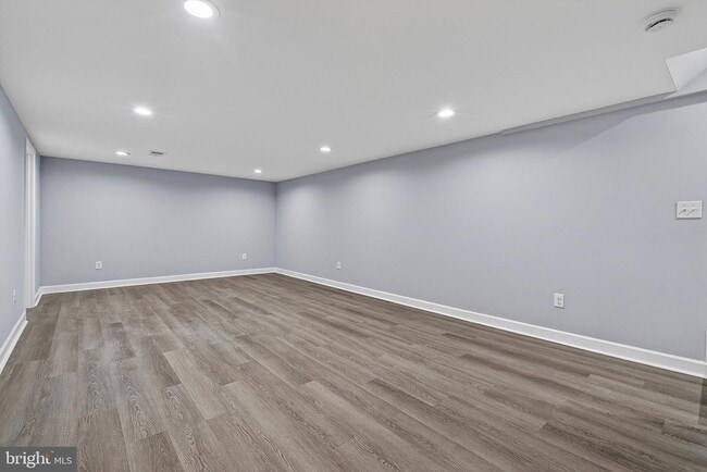 Building Photo - 2403 Kingsway Rd