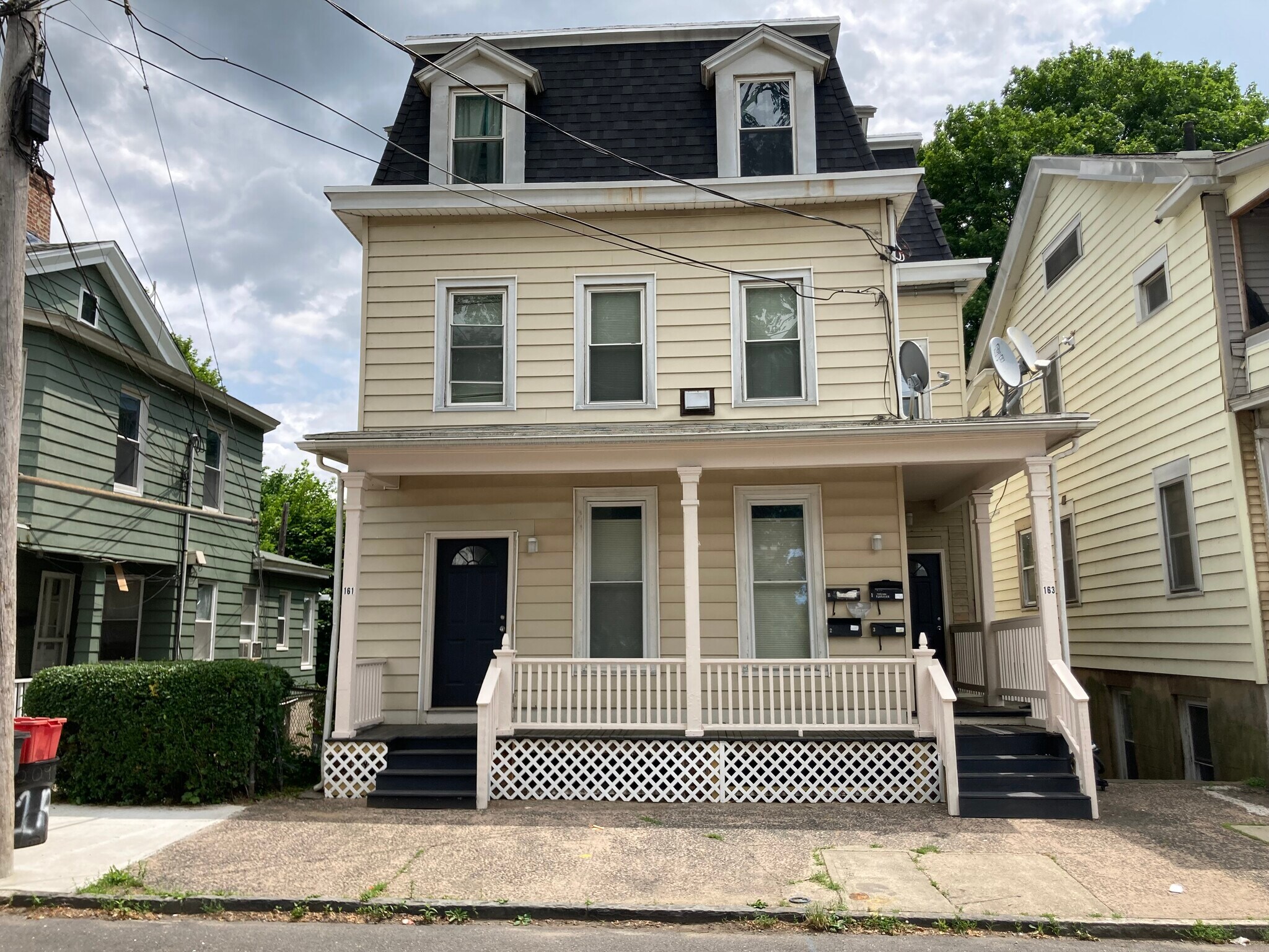 Building Photo - 161 Caroline St