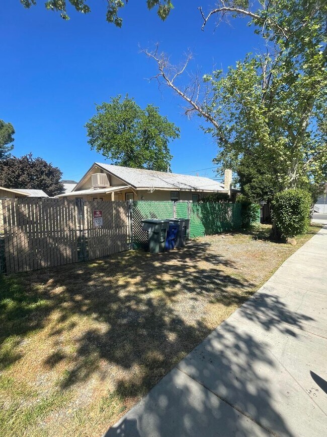 Building Photo - CHARMING 2 BED 1 BATH VICTORIAN HOME