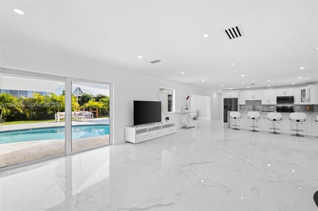 Building Photo - 2816 NE 35th St